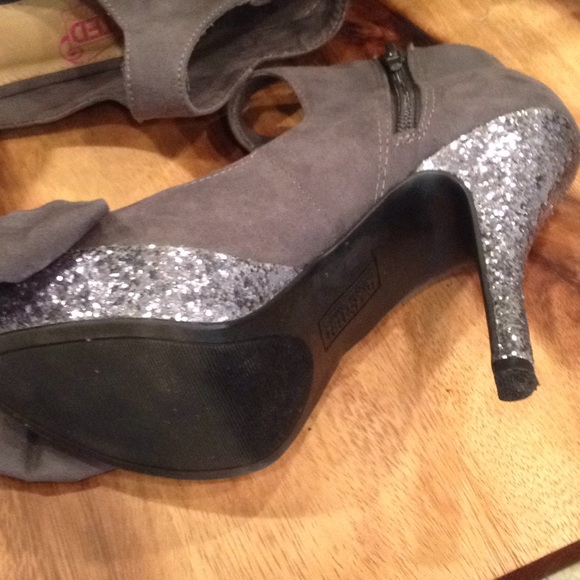 Kenneth Cole Glittery Heels - Picture 6 of 7